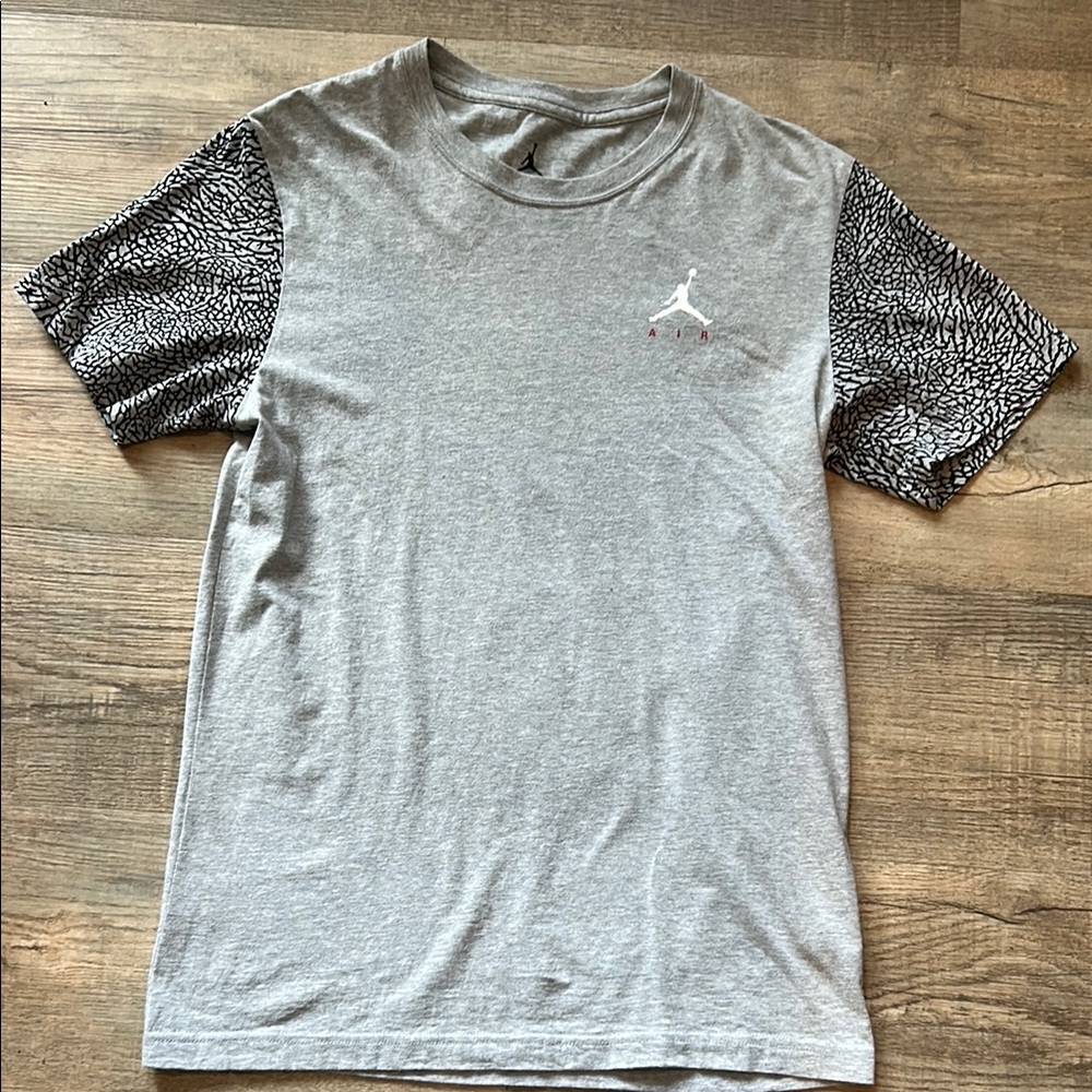 Nike Jordan Men’s Gray Tee with Elephant Patterned Sleeve size medium